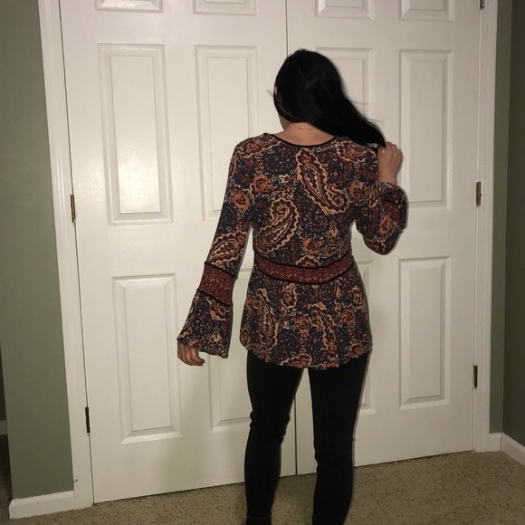 Bell sleeved shirt - Picture 2 of 4